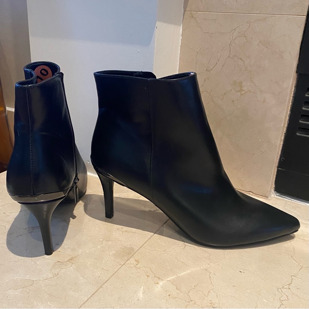 Bandolino Black Heeled Boots NWOT Sz 10 3” Heel. Comfortable generous Foot Bed